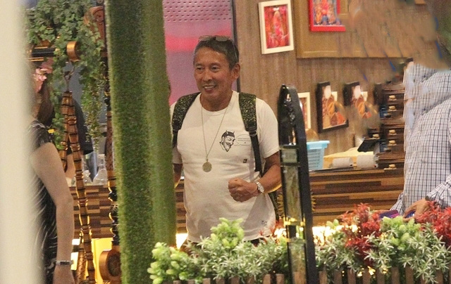 钮承泽性侵丑闻风波后爆肥现身，挺酒肚做鬼脸心情放松