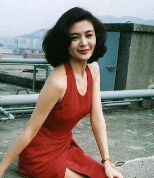 57岁关之琳近照曝光，表情僵硬被指美人迟暮，不及身旁60岁向太？