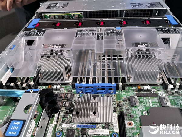 AMD二代霄龙秀肌肉：庞大软硬件生态集中演示