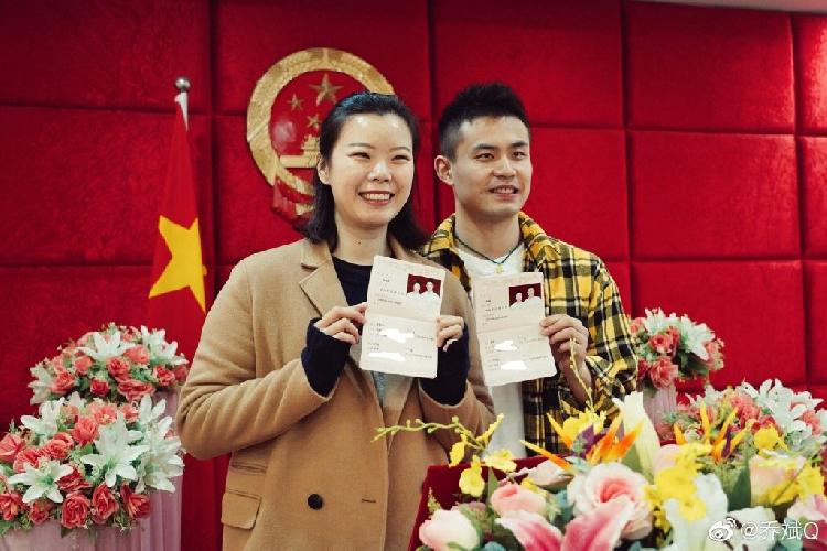 恭喜!重庆籍奥运冠军李雪芮昨回渝领结婚证,丈夫乔斌是其国羽队友