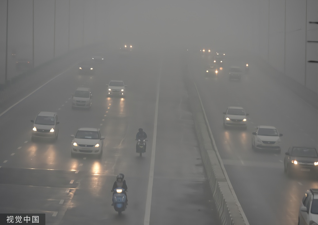 印度新德里空气污染指数爆表：超过500趟航班延误、学校停课