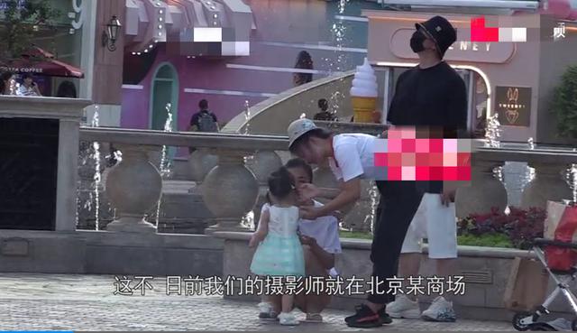 孙红雷携女外出寸步不离，一岁半女儿能跑会跳超可爱