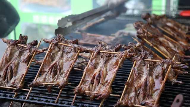 烤老鼠味似烧鸡，现杀现烤日售70只