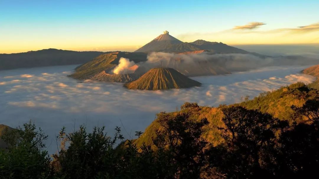 默拉皮火山是距离中国最近也是最著名的火山,没有任何错过的理由.