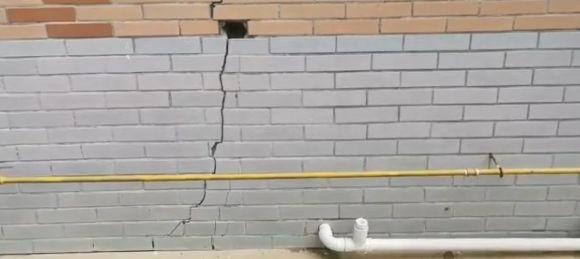 小区地塌50米、墙裂缝可塞指头!长沙这个小区业主有家不敢住