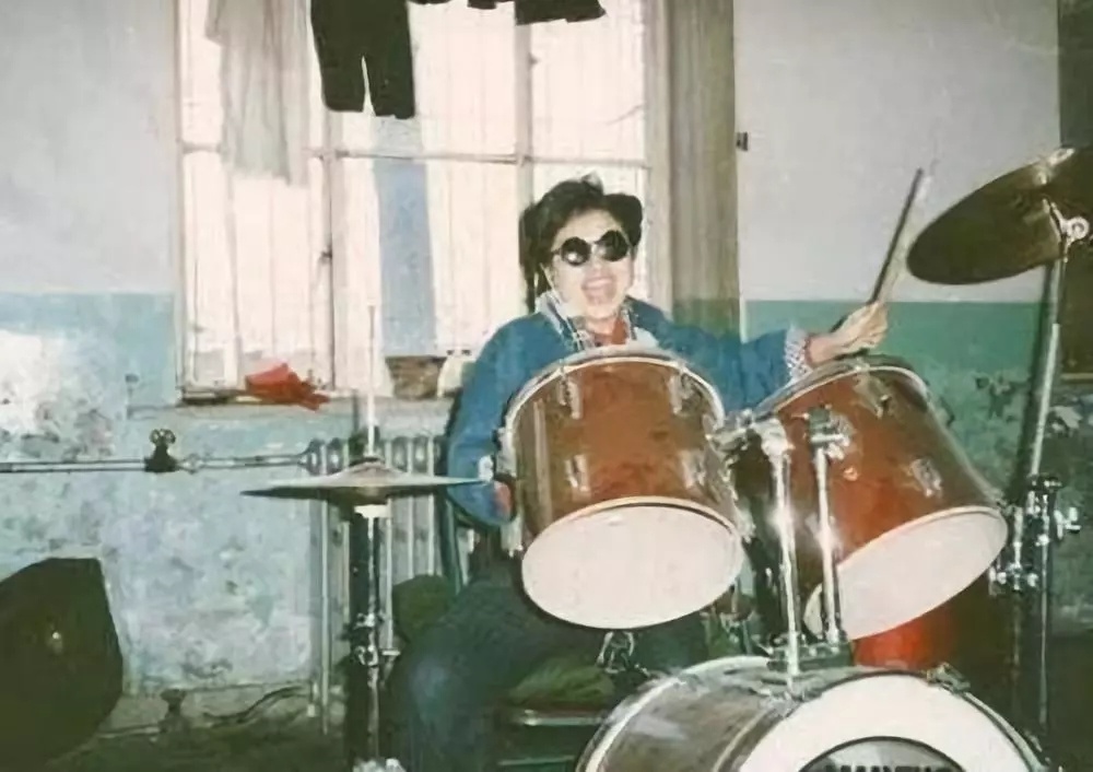 「深夜吃瓜」放飞自我？韩红假唱口型都懒得对，打脸昔日言论