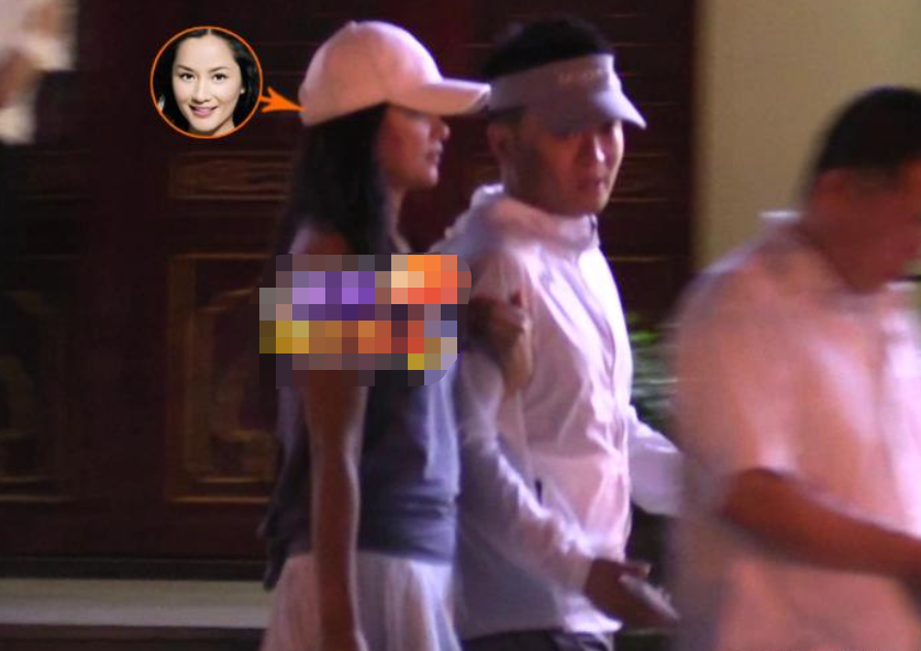 48岁瞿颖与新男友罕同框，双腿修长身高超男友，小腹却明显凸出？