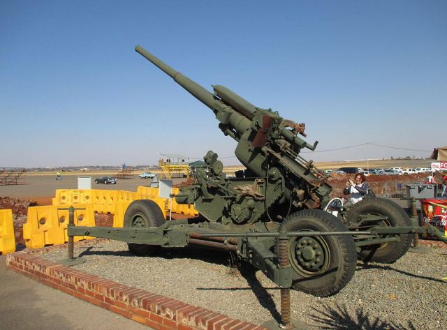 该炮比88毫米高射炮重2吨,其炮架过大,体型过大也使其无法长时间的