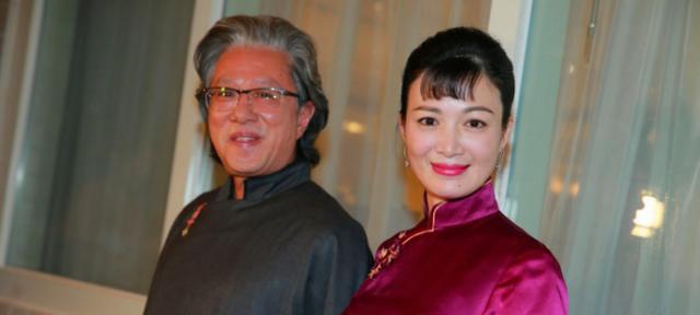 陈少霞与63岁富豪老公提前庆生，三胎女儿呆萌出镜模样可爱