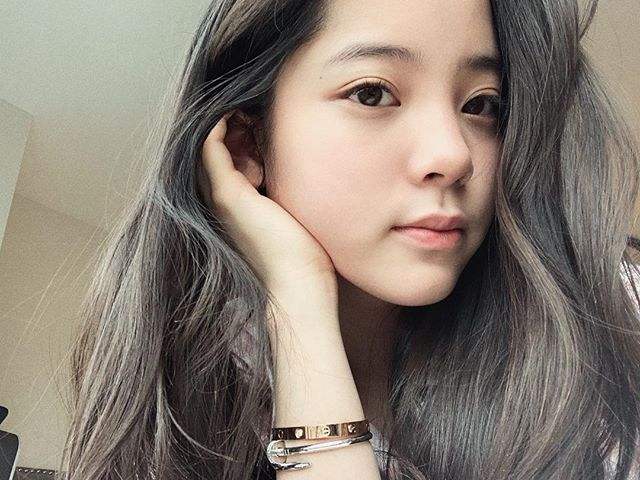 00后女星表演时肩带滑落险走光,她的反应亮了