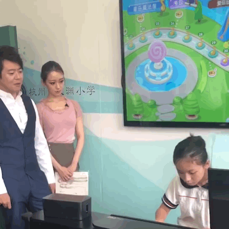 杨幂最新生图腰细腿瘦长，网友：裤子腰部是镂空的