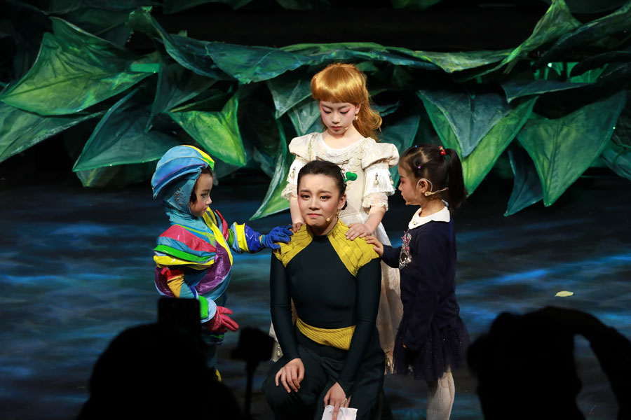 今年的颁奖礼不同于往年晚会式的节目串演,是由中国儿艺优秀导演,演员