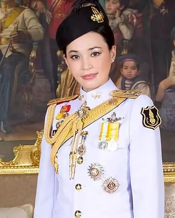 [咋舌]泰国国王的四次婚姻及其不同寻常的日常生活