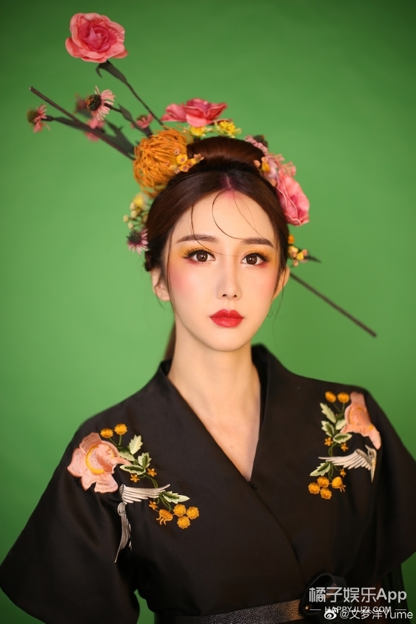 还记得《丑女无敌》里的助理小艾吗？她现在长这样了
