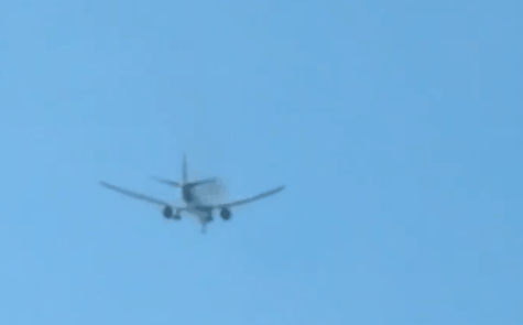 [观察者网]波音777空中喷火，乘客经历“生命最可怕5分钟”