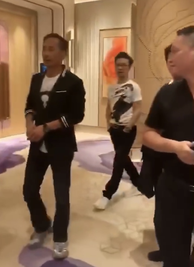 章子怡带醒醒现身老公演唱会，汪峰现场播放MV表白妻子