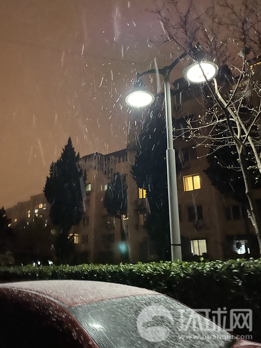 北京初雪来了 夜晚雪花飘落,美翻了