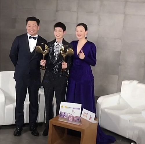 「娱小北vlog」实力宠“儿”！咏梅王景春把奖杯给王源拿着拍照，三人合影超美好