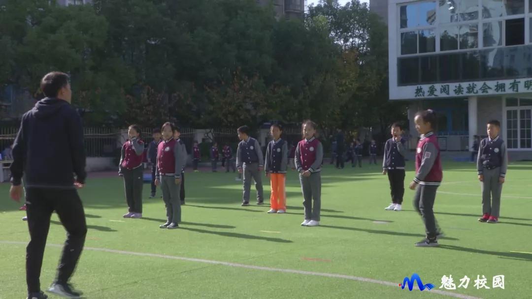 操场上,老师们首先观摩了科利华小学夏雨浩老师的四年级《急行跳远》