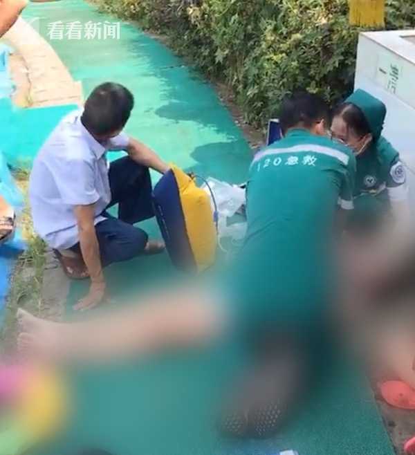 女孩泳池溺水身亡腰上套游泳圈从充气船下飘出