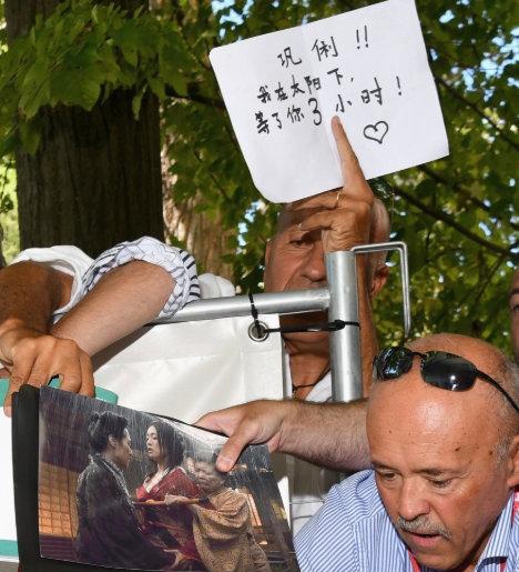 「巴塞电影」巩俐又在红毯美出新高度了！外国粉丝写中文字牌，一句话逗乐巩皇