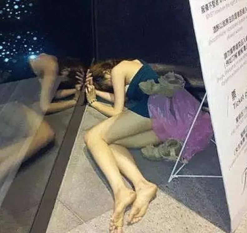 一名膀大腰圆的男士上前搭讪,见有酒气,开始言语调戏,进而动手非礼