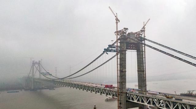 中国首座公铁两用悬索桥合龙