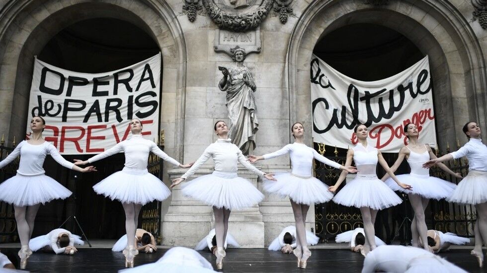 法国示威新画风！芭蕾舞演员跳天鹅湖抗议政府