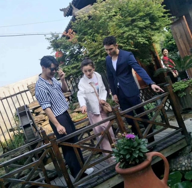 阮经天宋祖儿被曝“叔侄恋”后，又被网友拍到在餐厅单独约会？