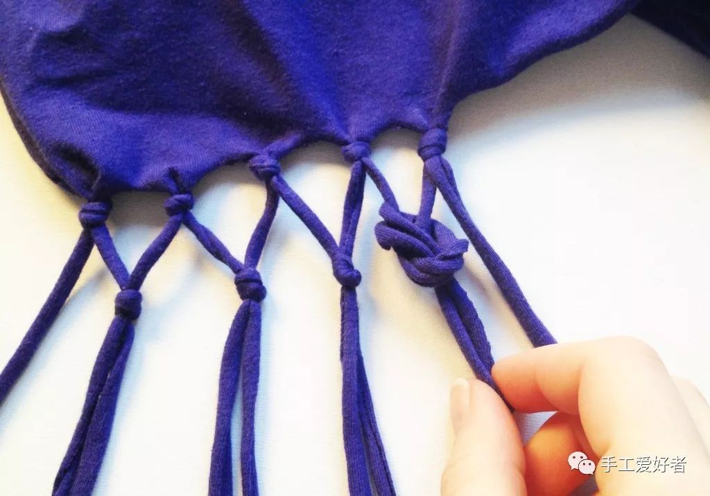 第五步:打完第一排的绳结之后,在距离一定位置的地方打第二排绳结