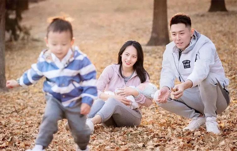 [熊猫娱乐]张嘉倪夫妻陪儿子庆生，买超心疼老婆，主动当“挑夫”抱寿星