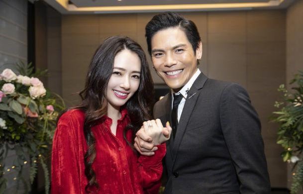 耳濡目染！向佐喜欢从后抱住郭碧婷，竟是遗传向太基因