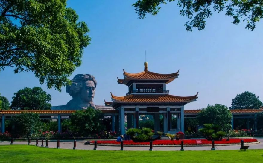 北上或南下的中转站 长沙的好玩景点不少 首推"橘子洲头" 曾经有人