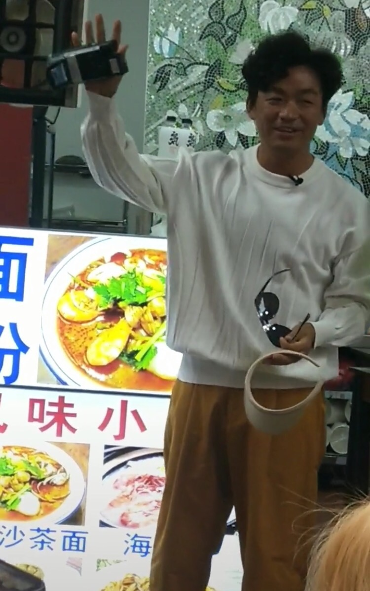 【熊猫娱乐】王宝强现身活动人气爆棚，女主持竟撞脸马蓉，评论区炸了