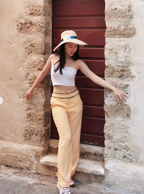 甄子丹15岁女儿穿露脐装秀小蛮腰，大长腿不输辣妈身材逆天