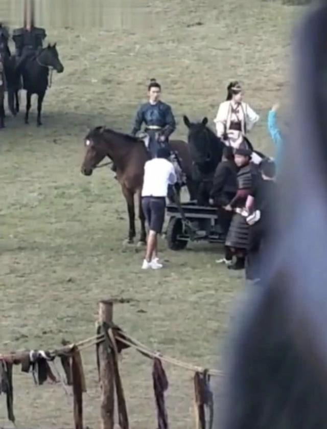 唐嫣怀孕又添新料？抛下罗晋与好友聚餐，不顾身材大口吃饭补营养