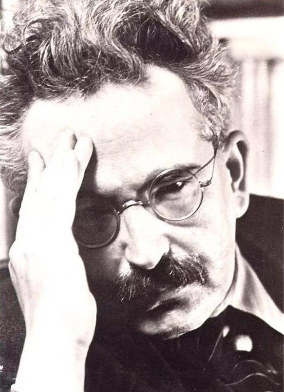 ▲瓦尔特·本迪克斯·舍恩弗利斯·本雅明(Walter Bendix Schoenflies Benjamin,1892 年 7 月 15 日—1940 年 9 月 27 日),犹太学者。