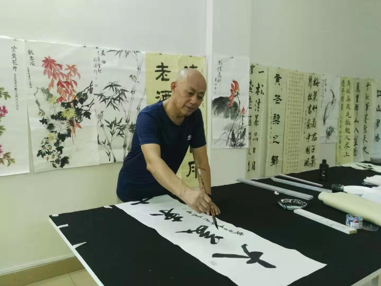 杨绍清先生现场作画,几位老师挥毫泼墨,激情奔放.