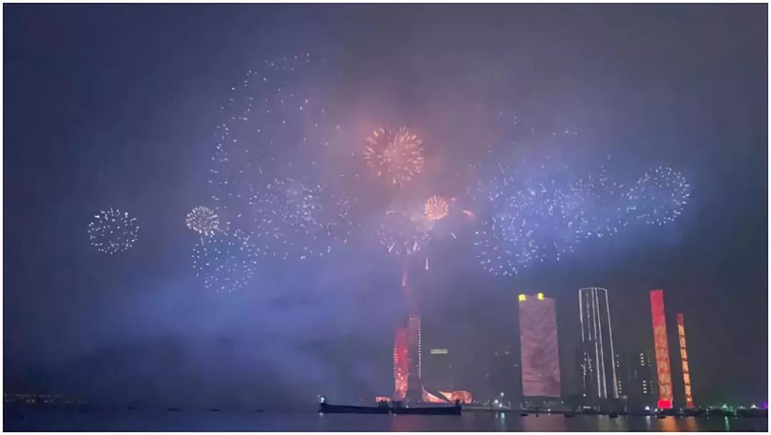 烟 花 秀 澳珠两地烟花同时绽放 祝福"的字样 腾空而起 红色的