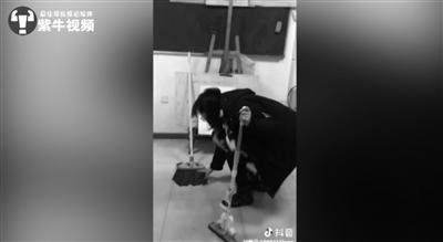 这都可以（用怀孕的假肚皮整蛊家人）女子假装怀孕恶搞医生 第2张