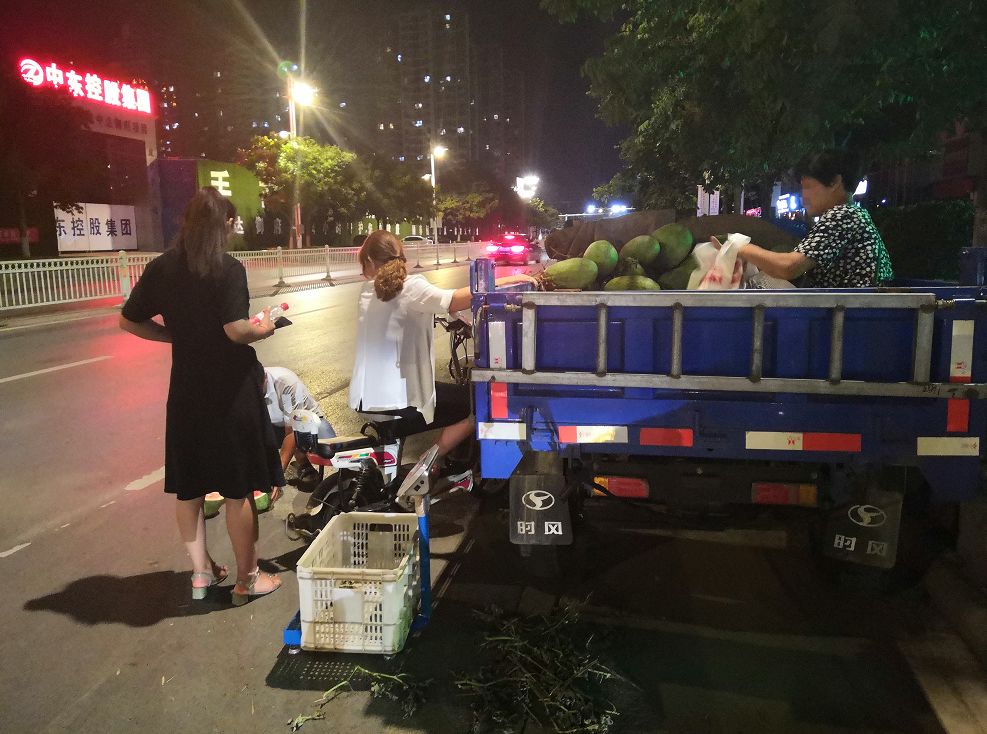 暴雨天气来袭,深夜里的菏泽卖瓜人何处栖身? 澳门博狗网站