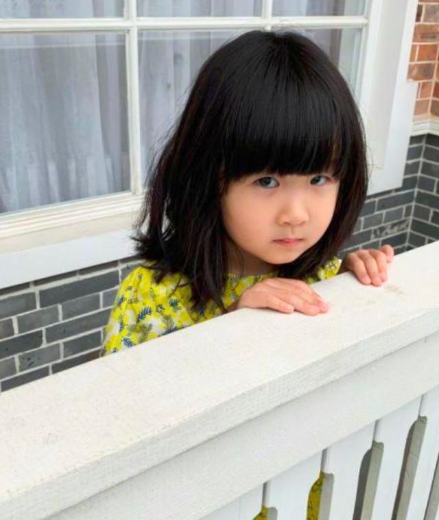 张亮4岁女儿登台走秀,扑克脸气场十足!网友:长头发的天天?