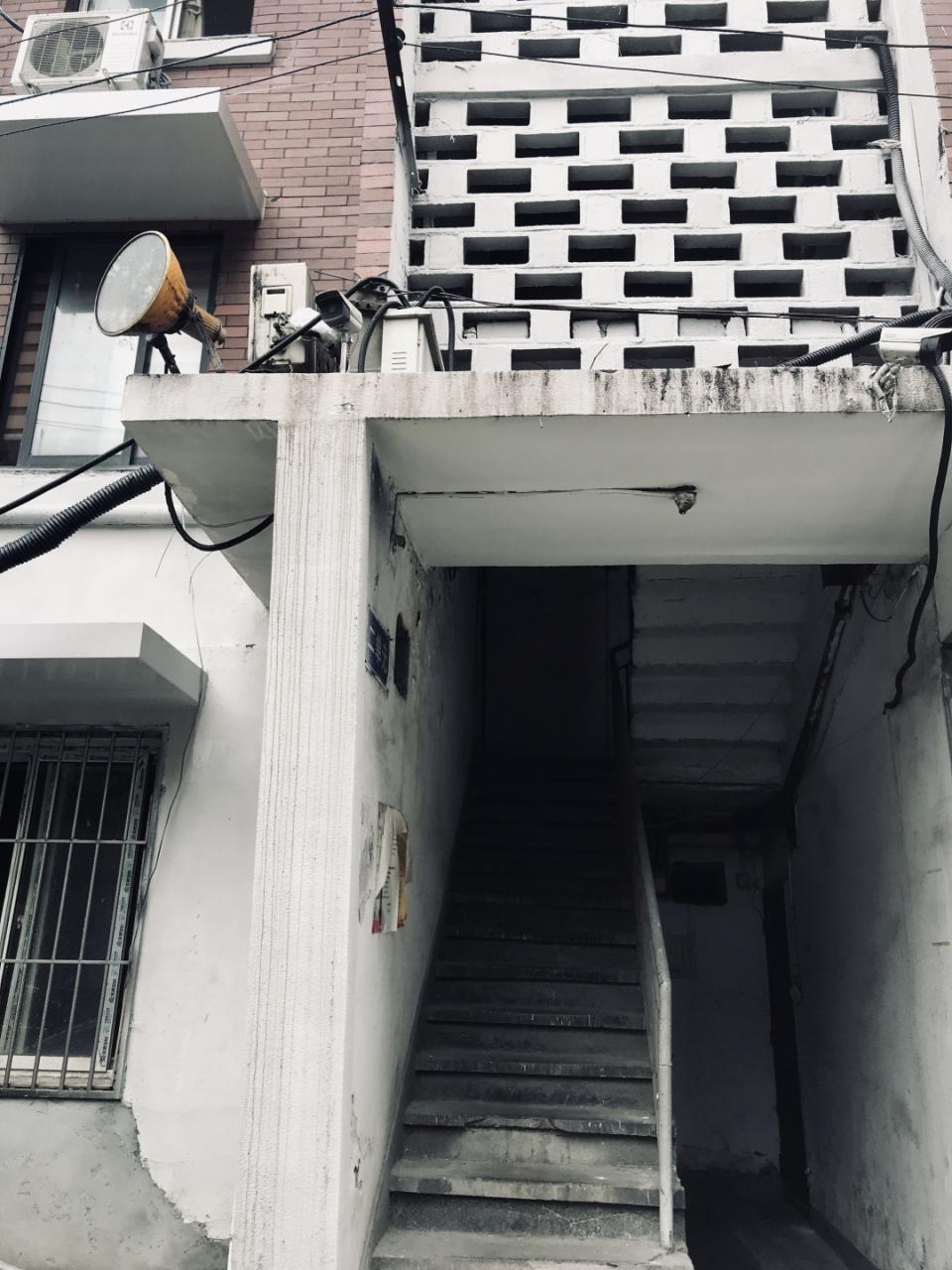 西大街97号，省歌里外的两重天