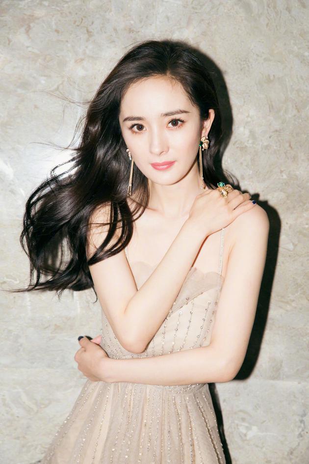 「熊猫娱乐」刘恺威魏大勋昔日合照被扒！同款发型太土气，杨幂品味遭调侃