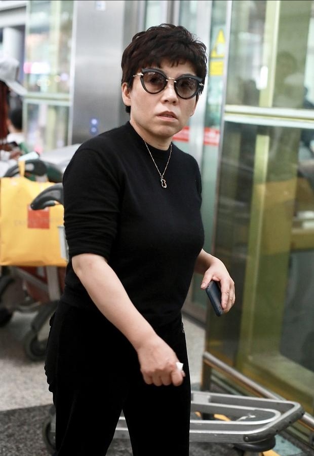 46岁邓亚萍现身机场，虽身材发福但仍旧很“飒”
