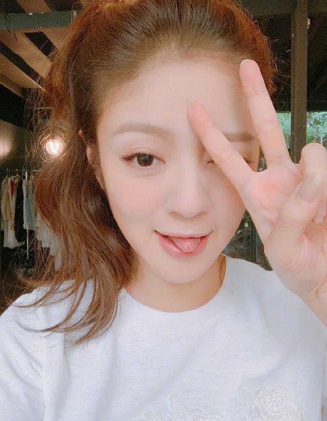 安以轩产后复工晒自拍，身材恢复神速依旧少女