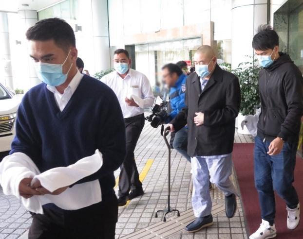 富商刘銮雄罕见与老婆聚餐，步履蹒跚三保镖围绕，甘比抱娃疾走头都不回