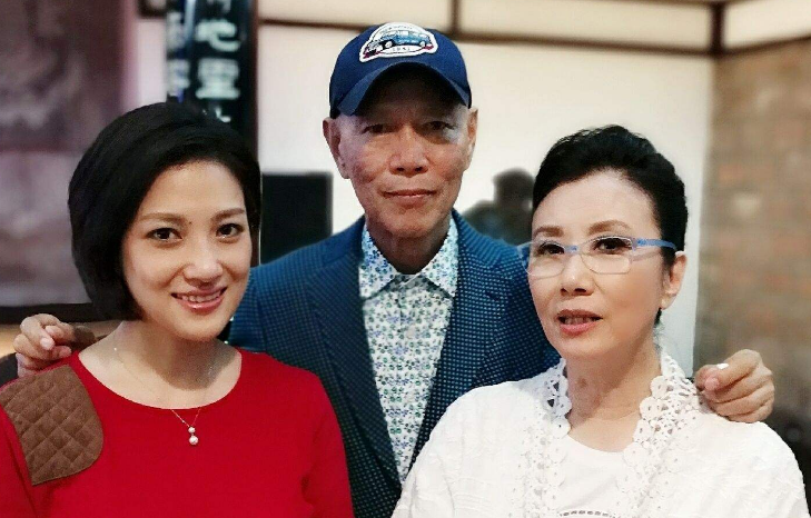 汪明荃接受采访，少女心十足玩转新潮app，情商超高反赞主持人