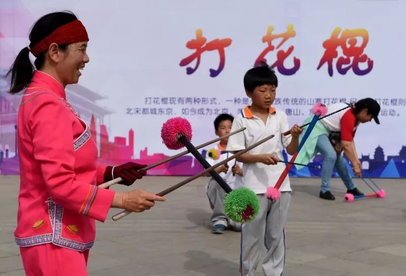 家住北京的李艳,在一次偶然的机会接触到了打花棍,如今不仅水平越来越