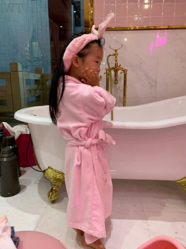 伊能静精致养女儿出新招，3岁米粒做全身SPA，泡脚美甲惹争议